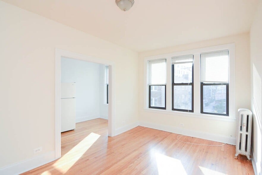 Building Photo - 2704 N Sawyer Ave