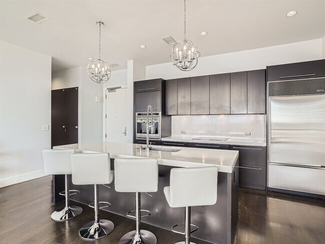 Building Photo - 2200 Victory Ave