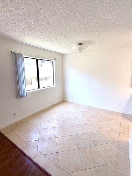 Apt. 13 -- Dining Area - 3669 Westwood
