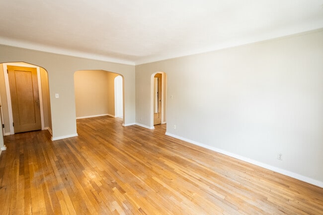 Building Photo - Larpenteur Villas