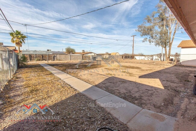 Building Photo - 1136 E Yucca St