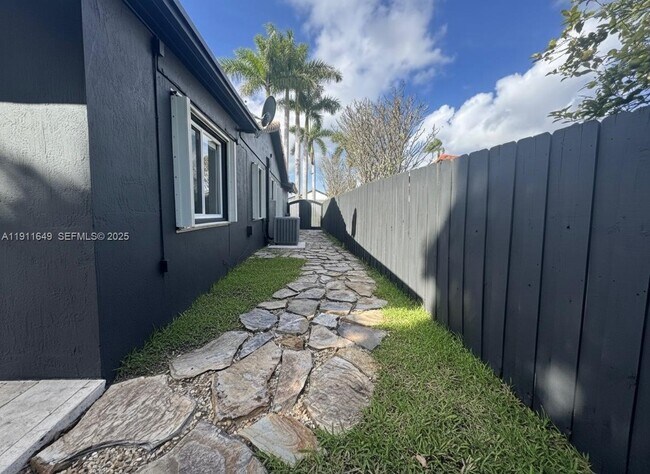 Building Photo - 6905 SW 148th Ct