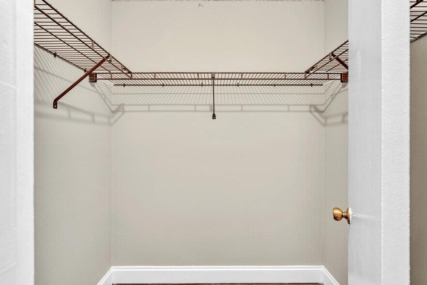 Building Photo - 2701 Riverside Dr