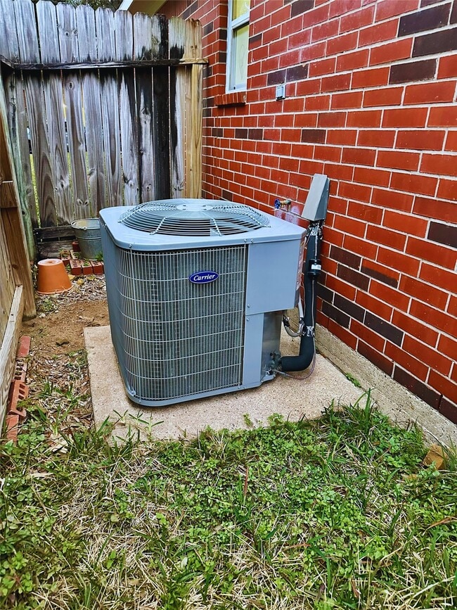 Building Photo - 8810 Barron Wood Cir E