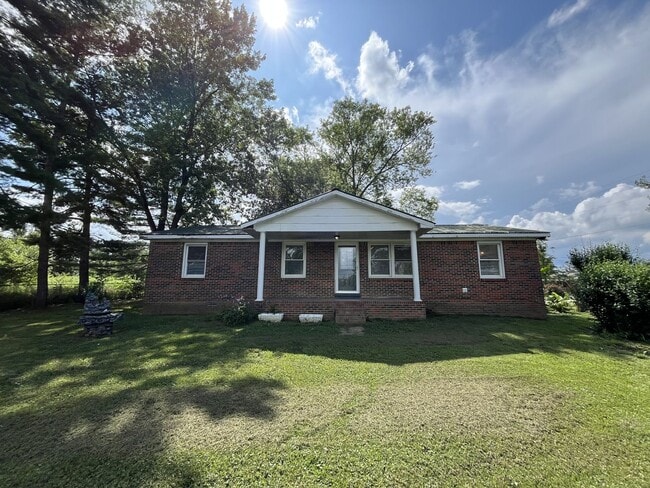 Building Photo - Brick Home W/ Big Yard