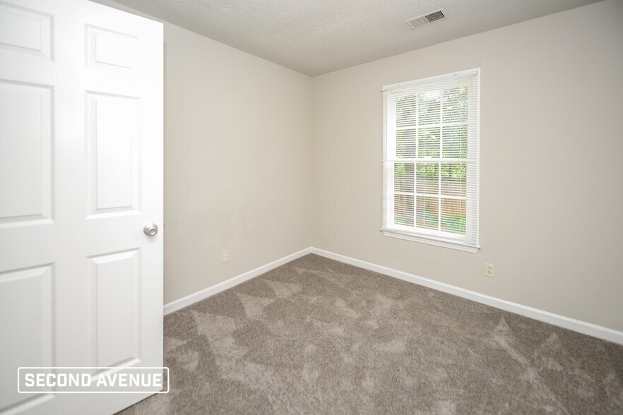 Building Photo - 2209 Summertown Dr