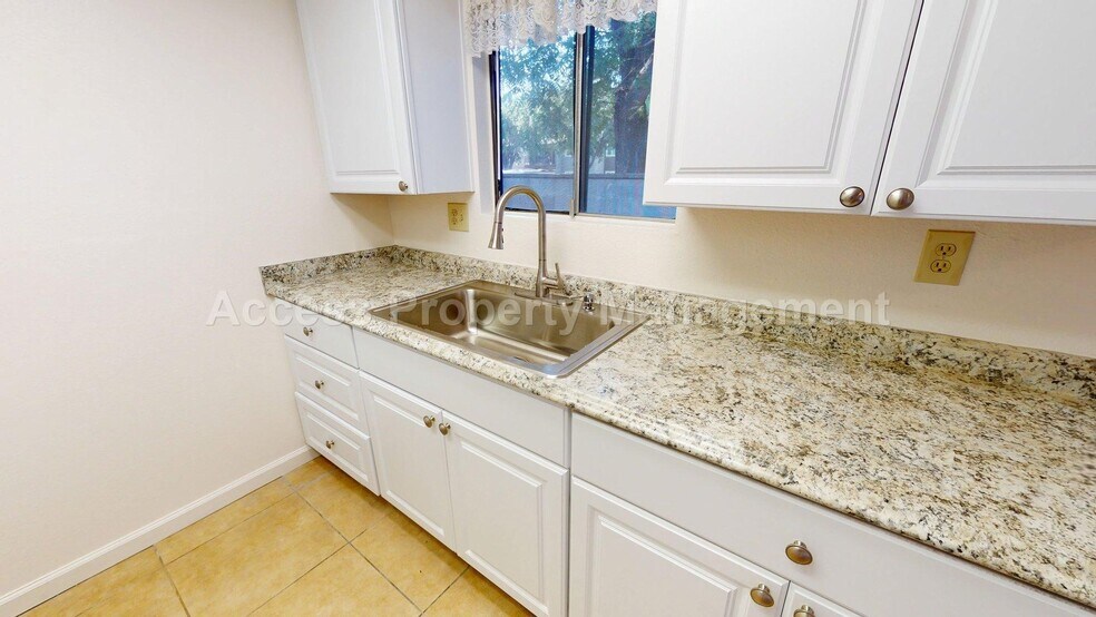 Building Photo - 3002 Lake Park Ct