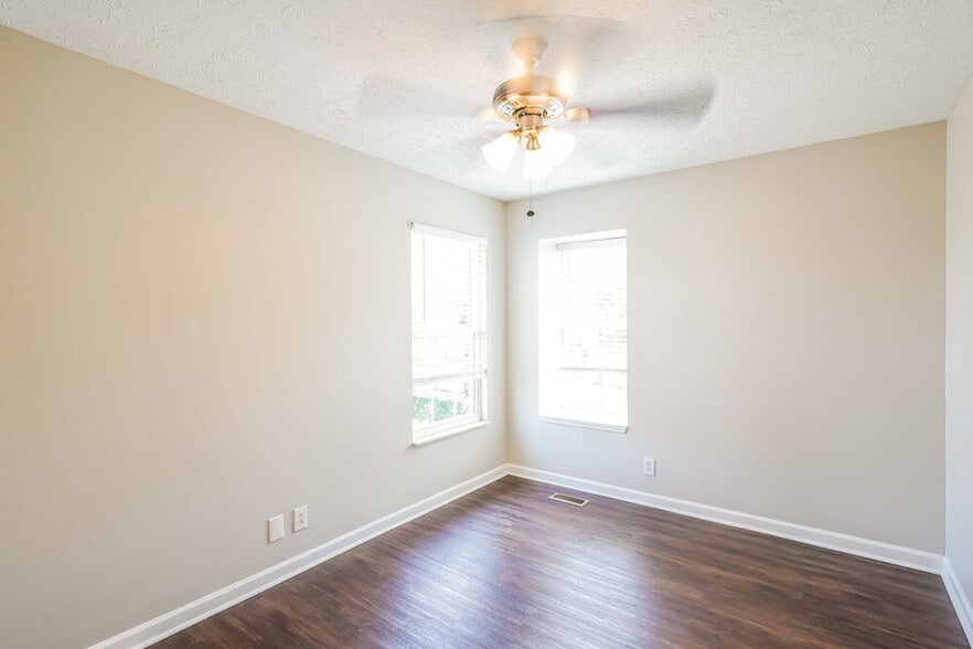 Building Photo - 909 Bexhill Ct S