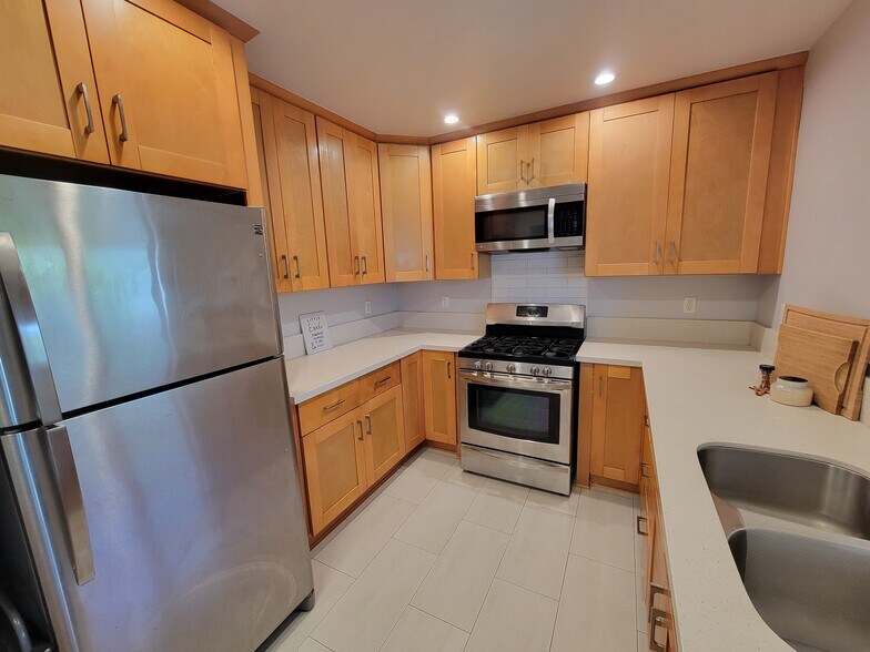 Building Photo - 6063 Southside Dr