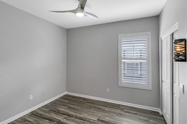 Building Photo - Gorgeous 5 Bedroom Home Behind the Gates i...