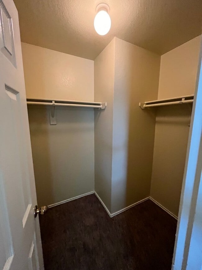 Building Photo - 3 Bedroom 2 bath NEAR TESLA!