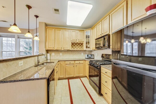 Building Photo - Beautiful two bedroom, two bathroom unit l...