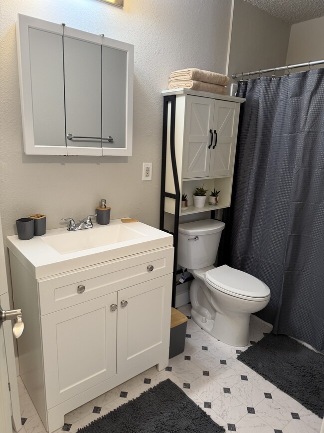 Building Photo - 11044 SW Greenburg Rd