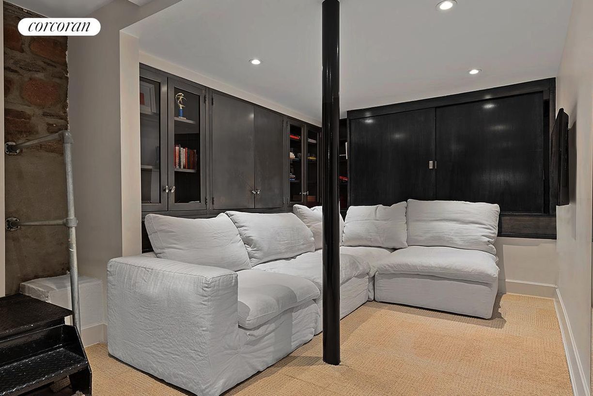 Building Photo - 29 Bethune St