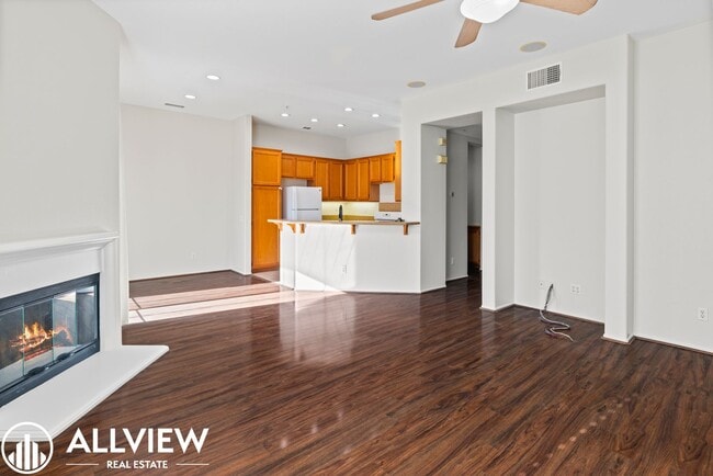 Building Photo - Rare 2 Bed 2.5 Bath Available Now!!
