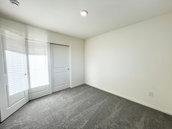 Building Photo - 2625 Dahlia Fls Ave