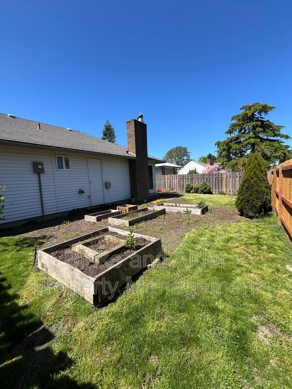 Building Photo - 5531 SW Lombard Ave