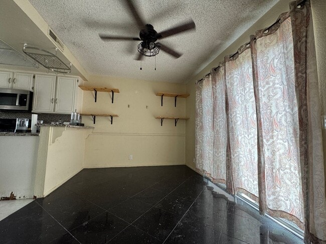 Building Photo - 2bd/2.5ba two car garage townhouse in Coro...