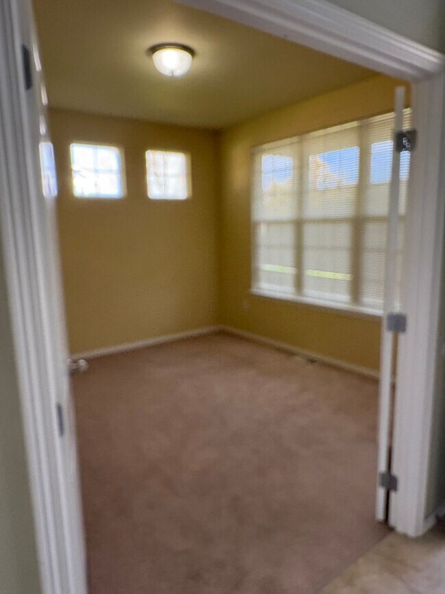 Building Photo - Reduced Rent!