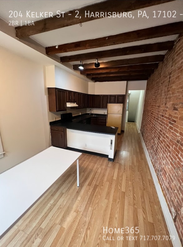 Building Photo - Spacious 2 Story Home.