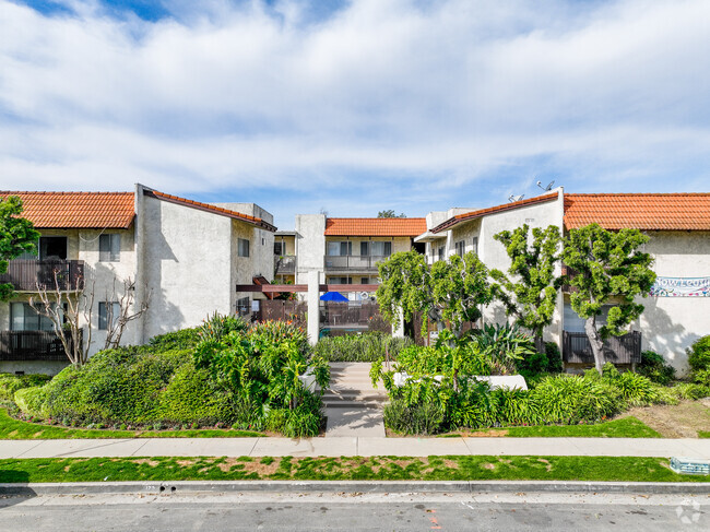 5045 Woodman Ave - Woodman Apartments