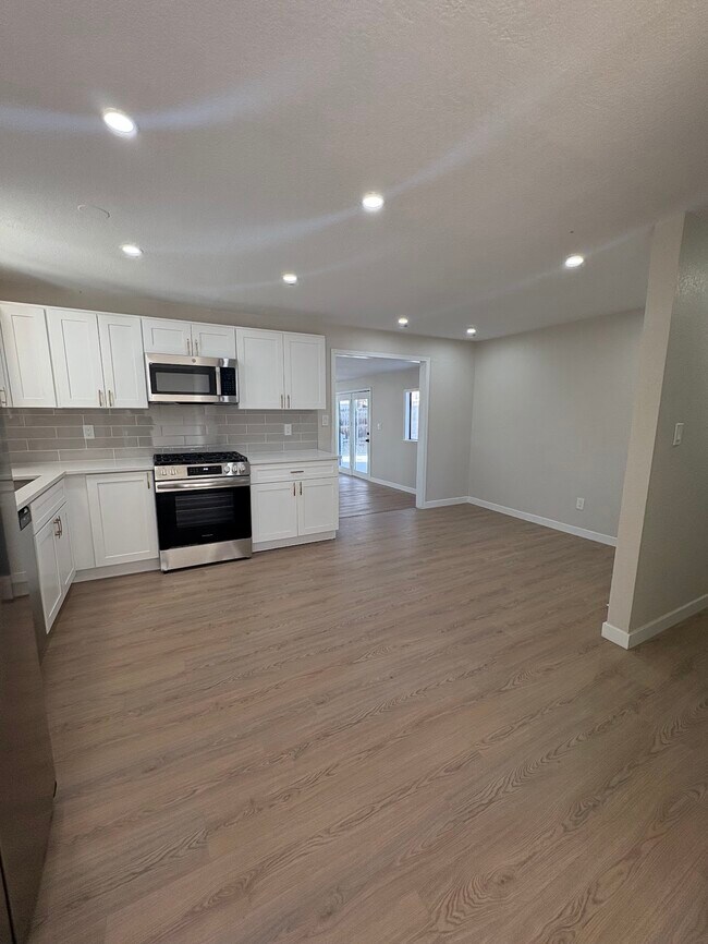 Building Photo - 509 E 41st St