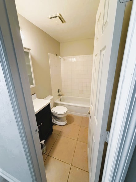 Building Photo - 1020 Longstreet Dr