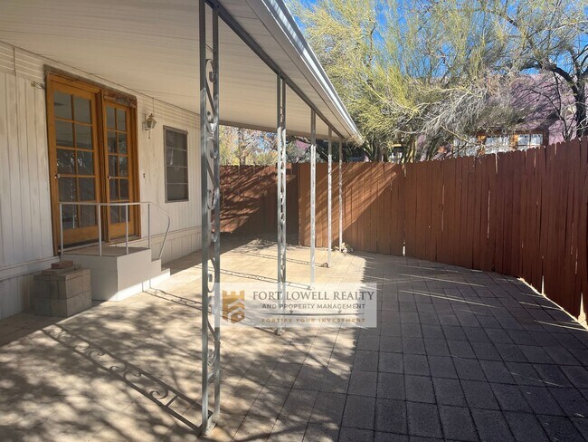 Building Photo - 2 Bed/1 Bath Washer and Dryer/Private Yard