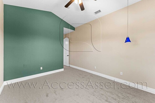 Building Photo - Designer Single-Story Home with Gourmet Kitchen & Mountain Views