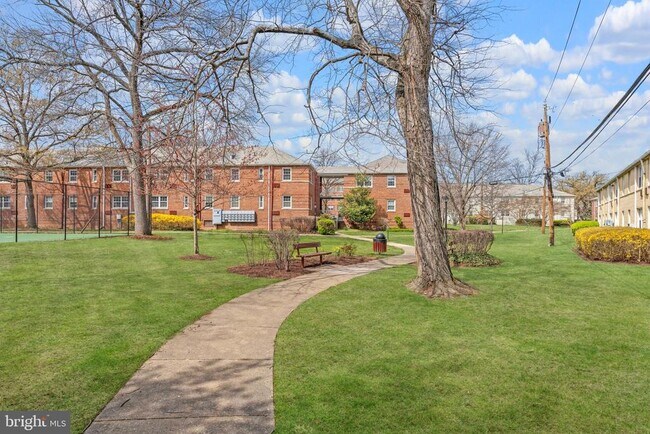 Building Photo - 216 N George Mason Dr