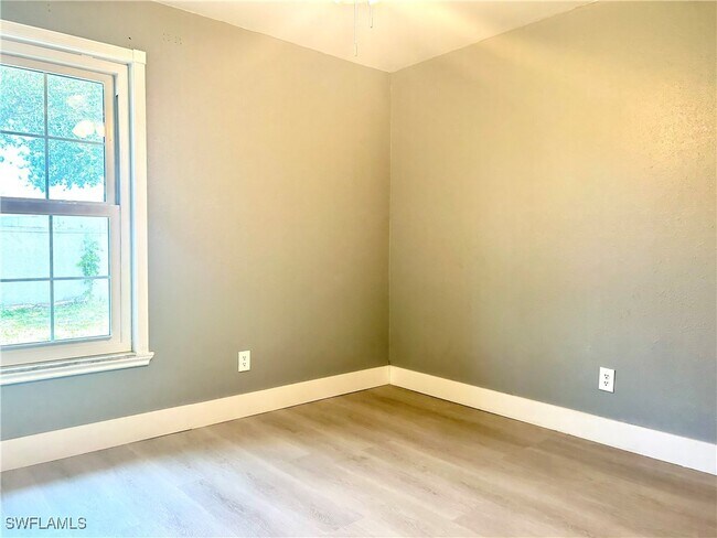 Building Photo - 652 NE 15th Ct