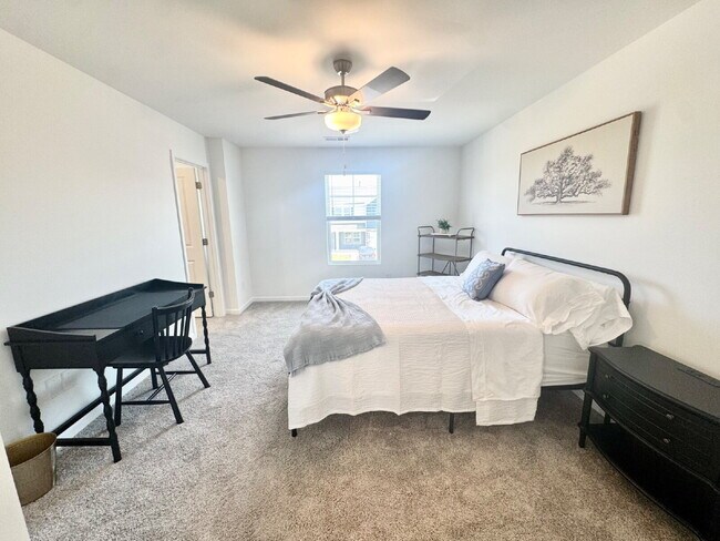 Building Photo - Brand new townhome - Perfect for students or families