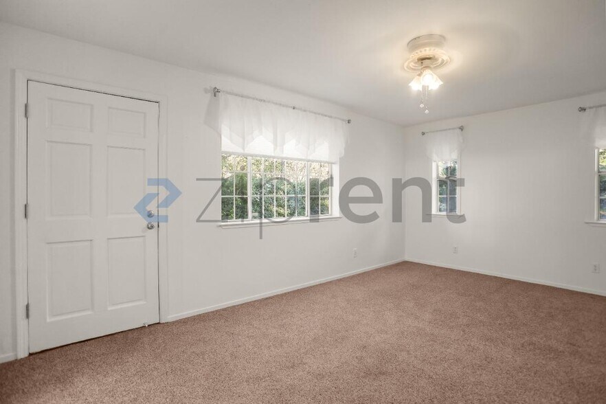 Building Photo - Unit