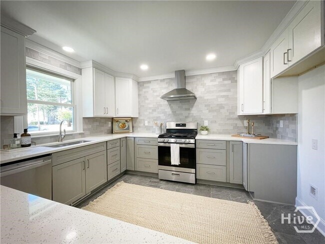 Building Photo - 1092 West Lake Dr