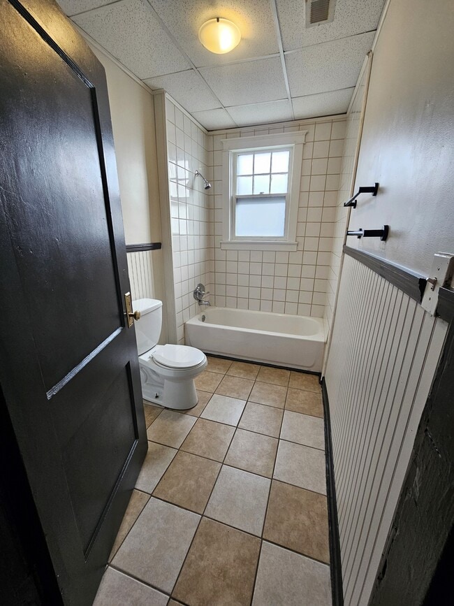 Building Photo - 1909 Bennett Ave