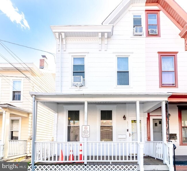 Building Photo - 635 Chambers St