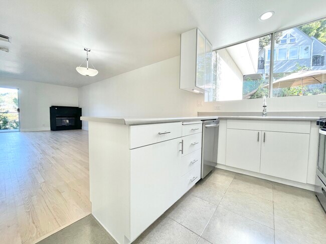 Building Photo - 2100 Griffith Park Blvd