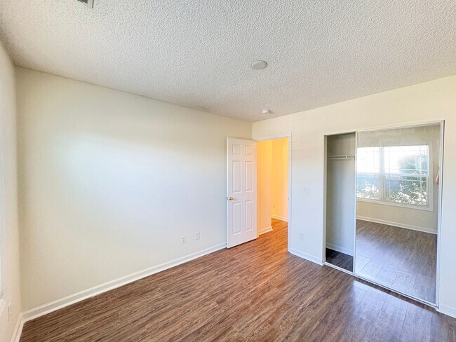 Building Photo - 10 Broadland Cir