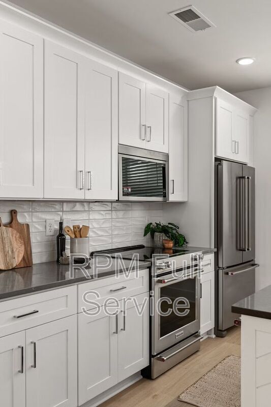 Building Photo - 706 N Dupont Ave