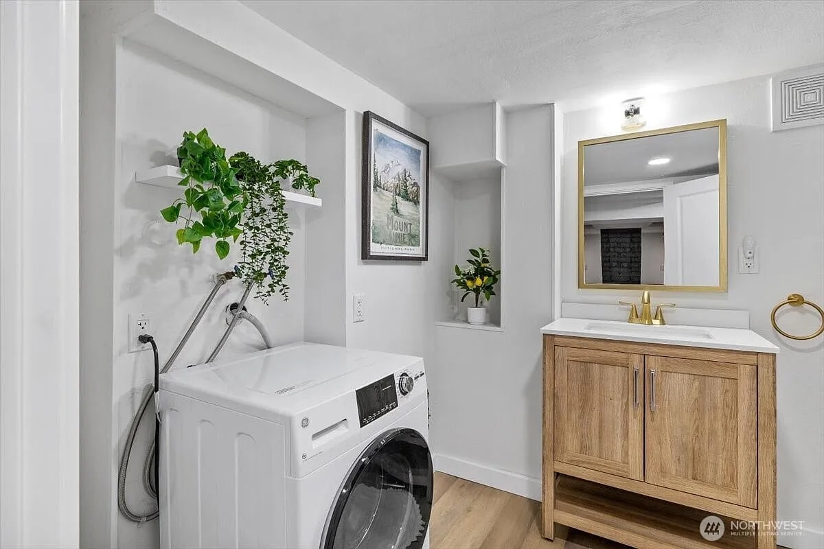 downstairs bathroom - 3311 25th Ave S