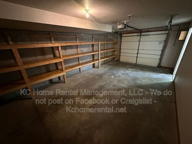 Building Photo - 709 SE Drew Ct