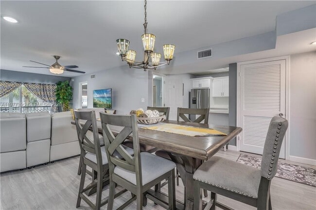 Building Photo - 681 S Hollybrook Dr