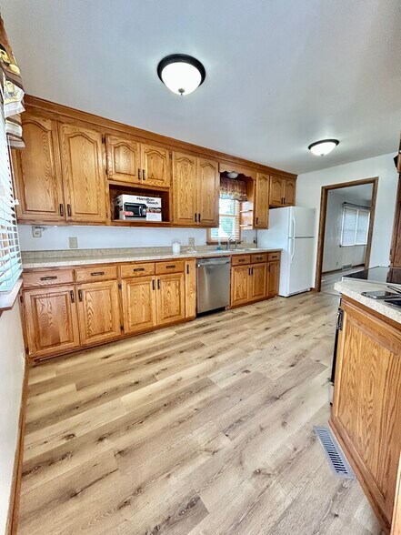 Building Photo - 617 S 6th Ave