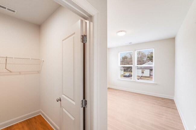 Building Photo - 645 Brookwood St