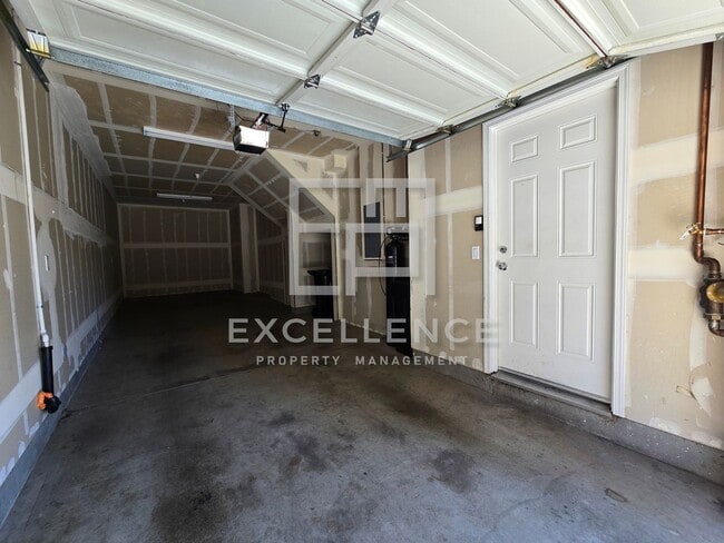 Building Photo - Beautiful  2/2.5 Townhouse - 2 Car Garage,...
