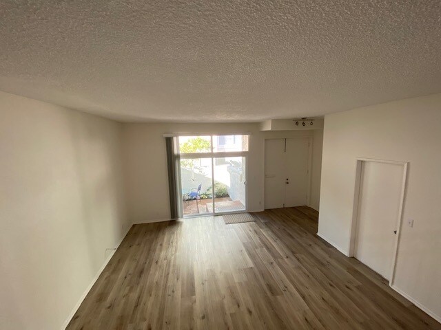 Building Photo - 423 2nd St