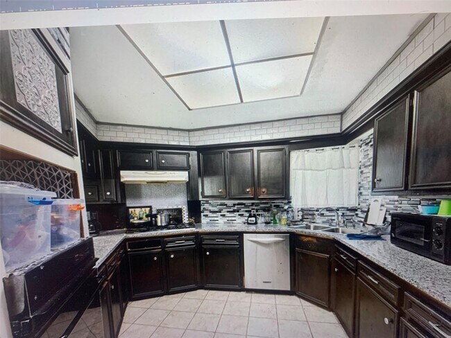 Building Photo - 13307 Robinglen Dr