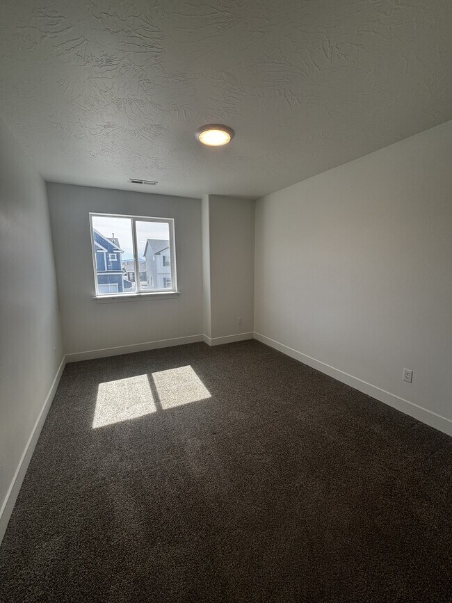 Building Photo - 1373 E Bell Buoy Way