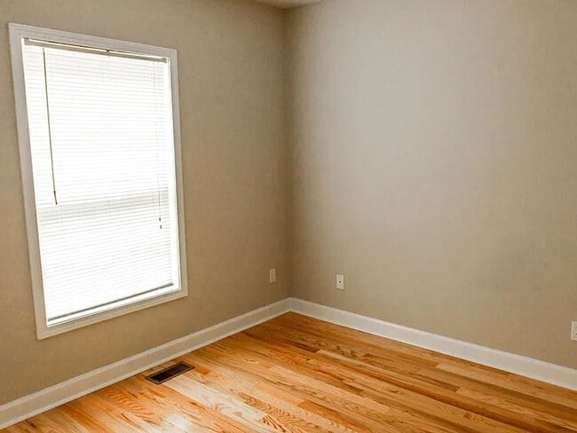 Building Photo - 5 Bedroom - Close to campus!