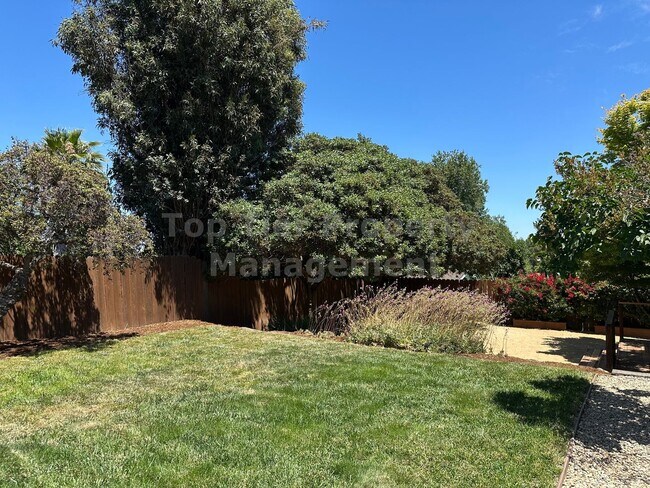 Building Photo - Spacious 4 Bed / 2.5 Bath / 2,106 Sqft Mar...